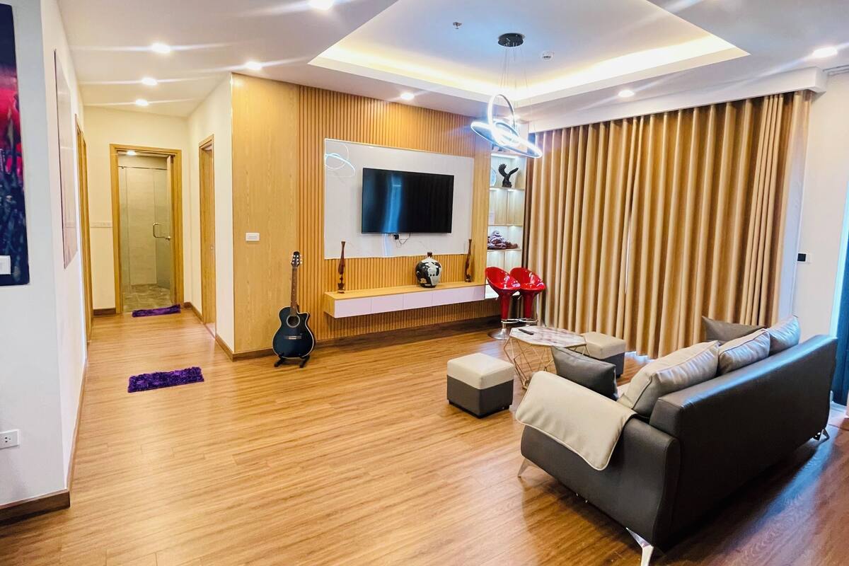 Apartamento Premium | Zona de estar | Smart TV de 55 pulgadas con canales por satélite