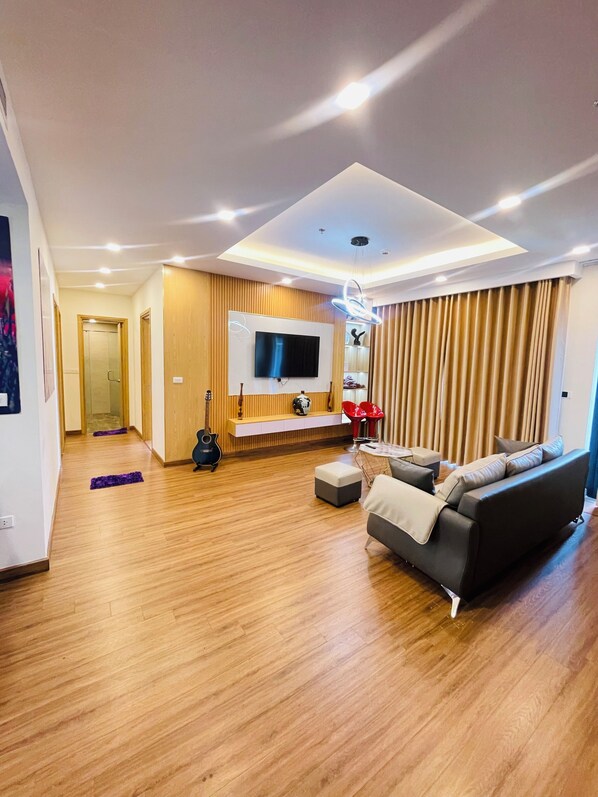 Apartemen Premium | Area keluarga | Smart TV 55-inci dengan saluran TV satelit