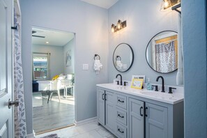 Casa (4 Bedrooms) | Banheiro | Ducha de hidromassagem, secador de cabelo, toalhas de banho, shampoo