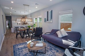 独立别墅 (4 Bedrooms) | 起居区 | 55-英寸电视（配备有线频道）