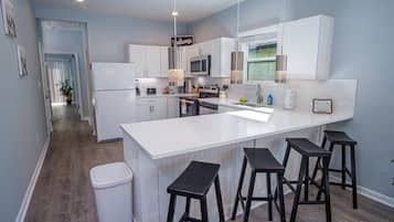 Hus (4 Bedrooms) | Privat køkken | Mikrobølgeovn, ovn