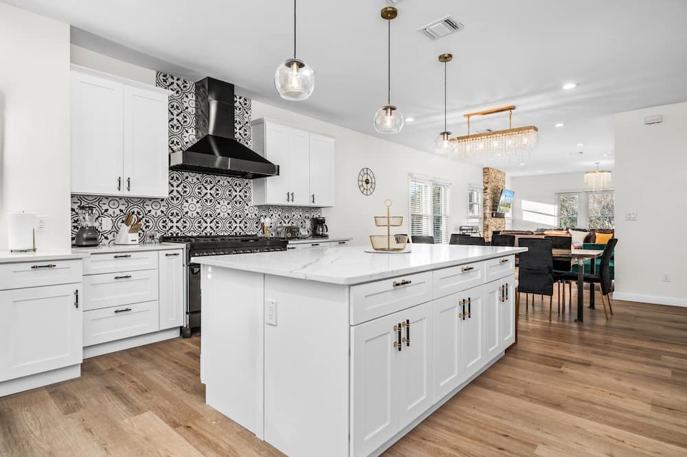 Bold Bright 4br/3.5full Baths Near Riverwalk Dtown