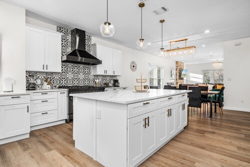 Bold Bright 4br/3.5full Baths Near Riverwalk Dtown