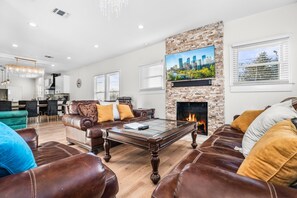 Maison (4 Bedrooms) | Coin séjour | Télévision de 55 pouces avec chaînes par câble