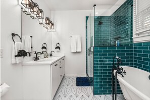 Bathroom - Bold Bright 4br/3.5full Baths Near Riverwalk Dtown (San Antonio)