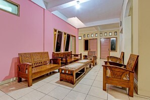 Reception - OYO Life 92663 Karmel 6 (Purwokerto)