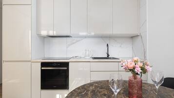 Studio, Balcony | Private kitchen | Dishwasher, cookware/dishes/utensils