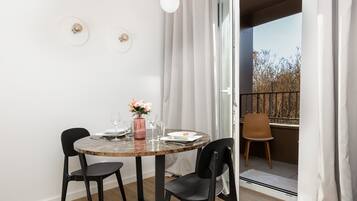 Studio, Balcony | Private kitchen | Dishwasher, cookware/dishes/utensils