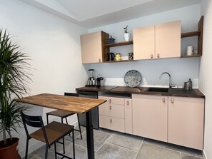 Kylskåp, ugn, spishäll och diskmaskin