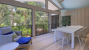 Outdoor dining - SPACIOUS 6BR HOME WITH POOL, GAME ROOM, 1-MIN TO BEACH HILTON HEAD (Hilton Head Island)