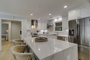 Fridge, microwave, oven, stovetop - SPACIOUS 6BR HOME WITH POOL, GAME ROOM, 1-MIN TO BEACH HILTON HEAD (Hilton Head Island)