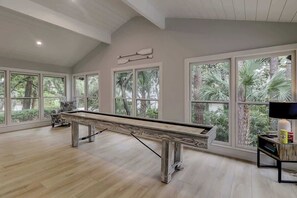 Game room - Luxury Beach Home, Pool & Game Room on Hilton Head (Hilton Head Island)
