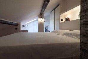 1 slaapkamer, een strijkplank/strijkijzer, reisbedje, gratis wifi