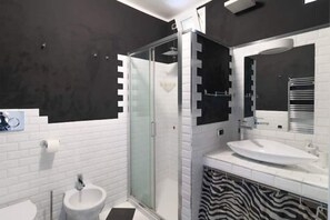 Shower, hair dryer, bidet, towels - [Luca's Residence] Cozy One-Bed Como-Milan (Saronno)