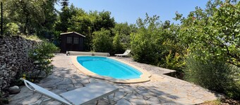 Villa Avec Piscine Privée sur les Hauteurs de Faucon, à 15 km du Mont Ventoux