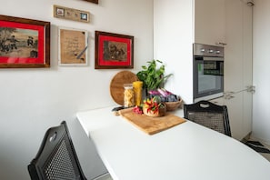 Appartement | Privékeuken | Een koelkast/vriezer, een magnetron, een oven, een vaatwasser