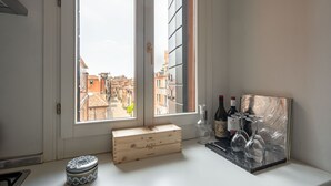 Un comptoir de cuisine avec une boîte en bois, des bouteilles de vin et des verres.