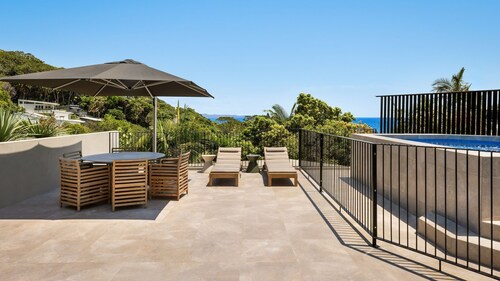 Moonrise - 4 BR designer home above Wategos Beach