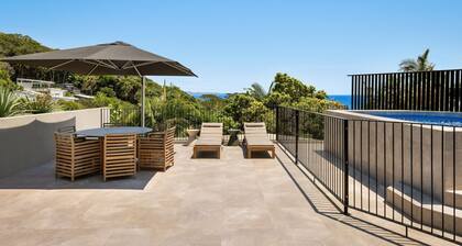 Moonrise - 4 BR designer home above Wategos Beach