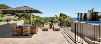 Moonrise - 4 BR designer home above Wategos Beach