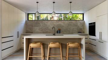 Geladeira, micro-ondas, lava-louças, cafeteira/chaleira