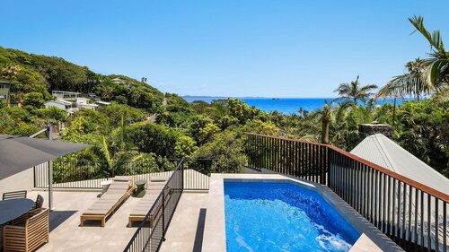 Moonrise - 4 BR designer home above Wategos Beach