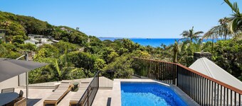 Moonrise - 4 BR designer home above Wategos Beach