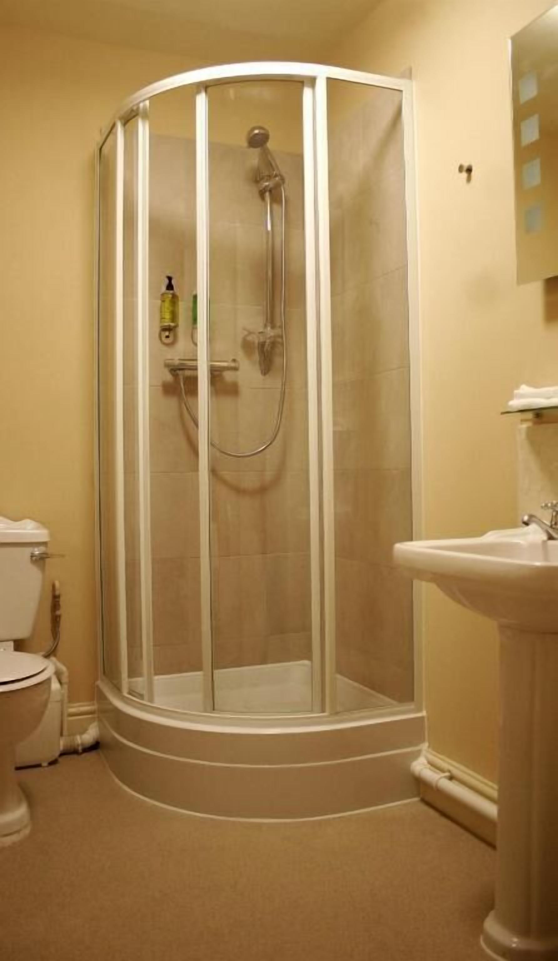 Twin Room | Bathroom | Shower, towels, toilet paper