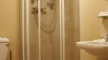 Twin Room | Bilik Mandi | Pancuran mandi, tuala disediakan, tisu tandas