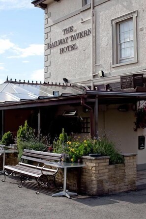 Exterior - The Railway Tavern Hotel (London)