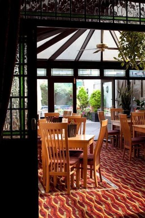 Interior - The Railway Tavern Hotel (London)