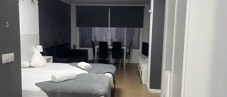 Family Double Room | Desk, laptop workspace, free WiFi, bed sheets