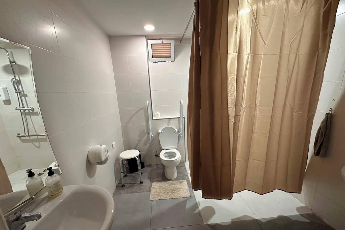 Habitación económica | Baño | Regadera, secadora de cabello, toallas, jabón