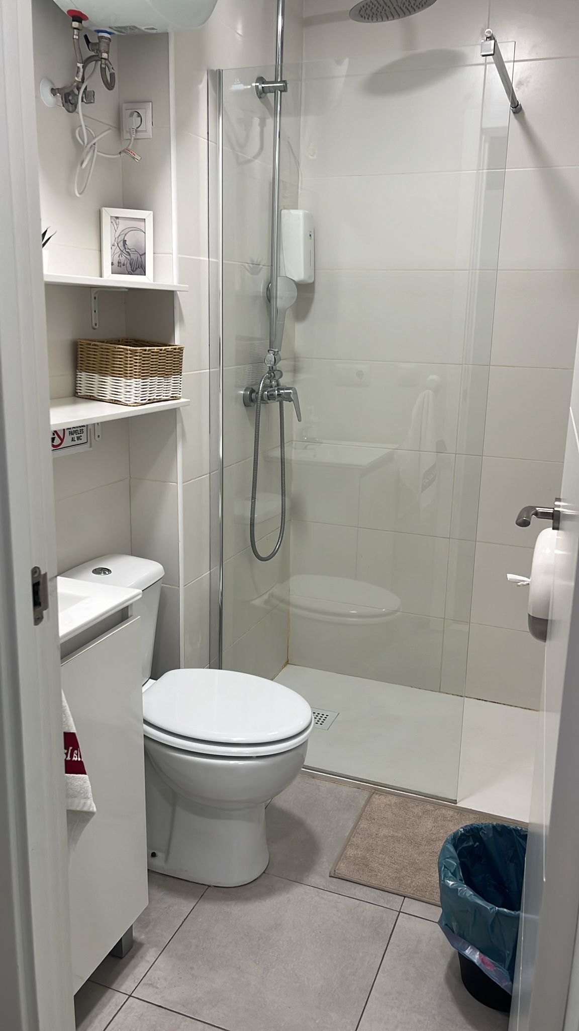 Habitación familiar doble | Baño | Ducha, secador de pelo, toallas y jabón