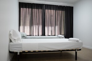 Skrivebord, skrivebord for bærbar PC, wi-fi (inkludert) og sengetøy