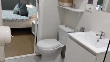 Habitación triple familiar | Baño | Regadera, secadora de cabello, toallas, jabón