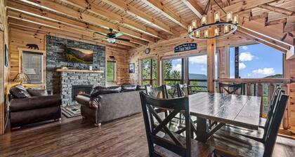 Holiday Fun-Pvt Indoor Heated Pool-Dogs Welcome-Mtn View, Game Rm, & Hot Tub