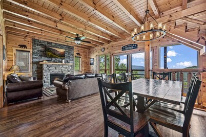 Holiday Fun-Pvt Indoor Heated Pool-Dogs Welcome-Mtn View, Game Rm, & Hot Tub