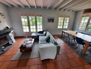 Fernseher, Kamin, Bücher