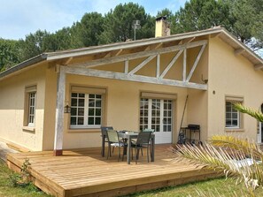 Outdoor dining - Maison Vielle Saint Girons...la Plage du lac à Pieds (Vielle-Saint-Girons)
