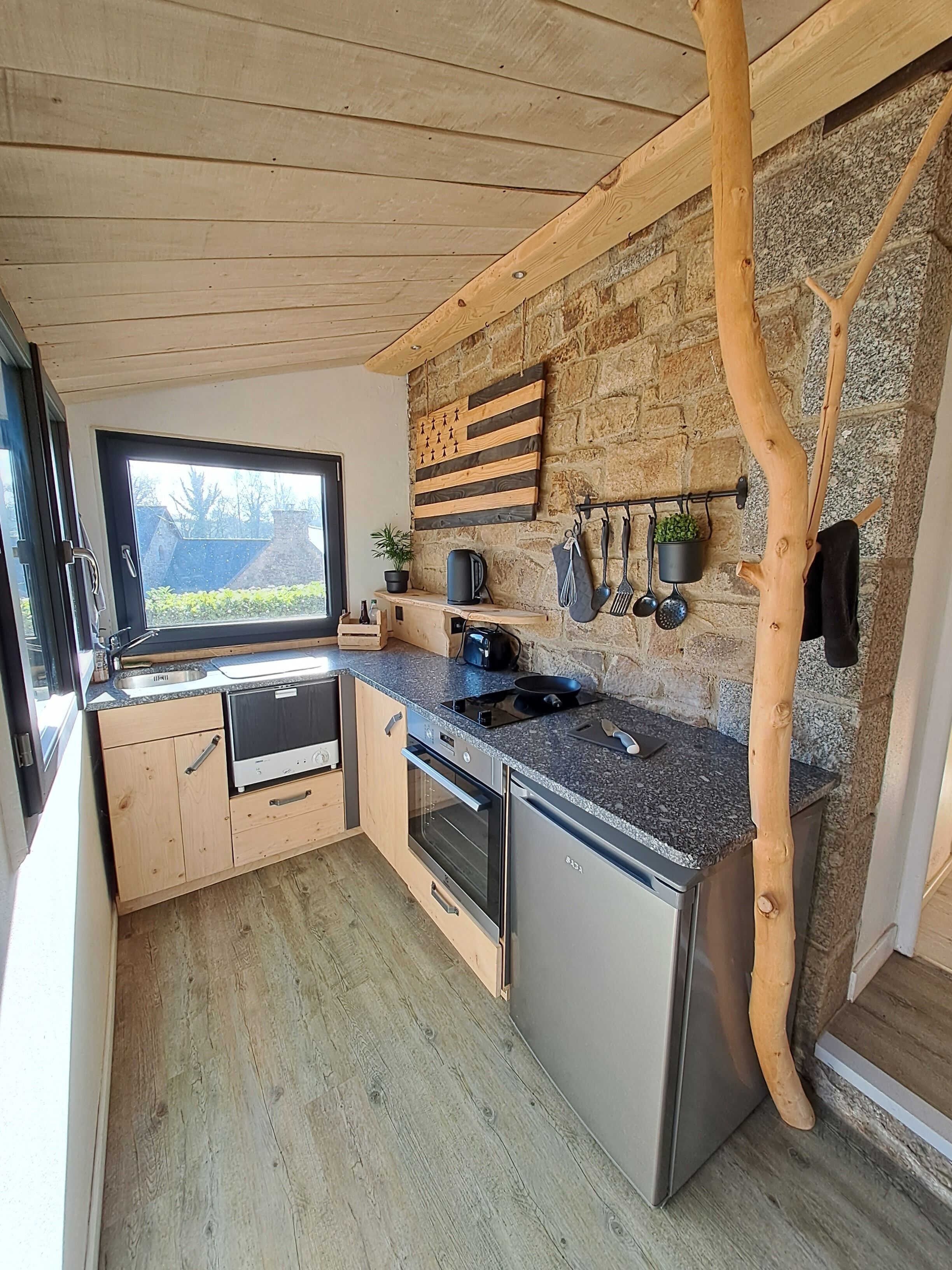 Een microgolfoven, een oven, een kookplaat, een vaatwasser