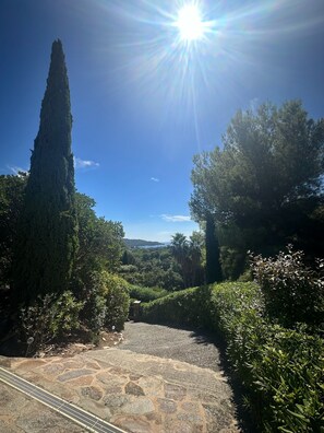 Property grounds - Very quietly located 8-person villa with beautiful sea views and private pool. (Le Lavandou)