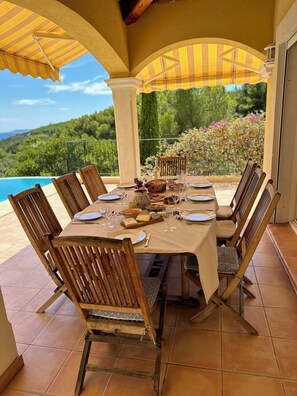 Outdoor dining - Very quietly located 8-person villa with beautiful sea views and private pool. (Le Lavandou)