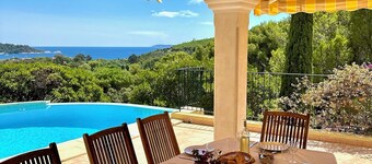 Very quietly located 8-person villa with beautiful sea views and private pool.