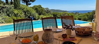 Very quietly located 8-person villa with beautiful sea views and private pool.