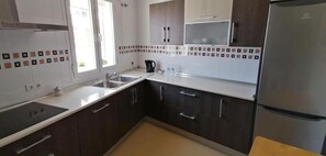 Kylskåp, mikrovågsugn, ugn och spishäll