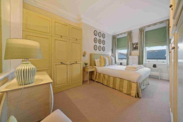 1 bedroom, iron/ironing board, free WiFi, bed sheets - Elegant Chelsea Stay with Classic Charm (London)