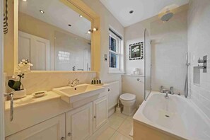 Hair dryer, towels - Elegant Chelsea Stay with Classic Charm (London)
