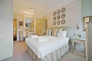 1 bedroom, iron/ironing board, free WiFi, bed sheets - Elegant Chelsea Stay with Classic Charm (London)