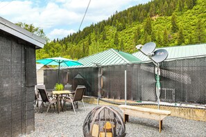 Outdoor dining - Avery Creek Cabins: Hike, Bike, Fish + More! (Avery)